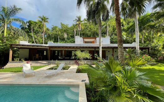 Villa in quiet location